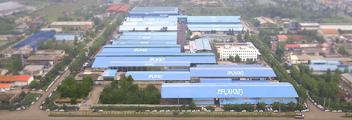 تصویر نمای هوایی کارخانه بزرگ ایران رادیاتور با سقف‌های آبی در شمال ایران